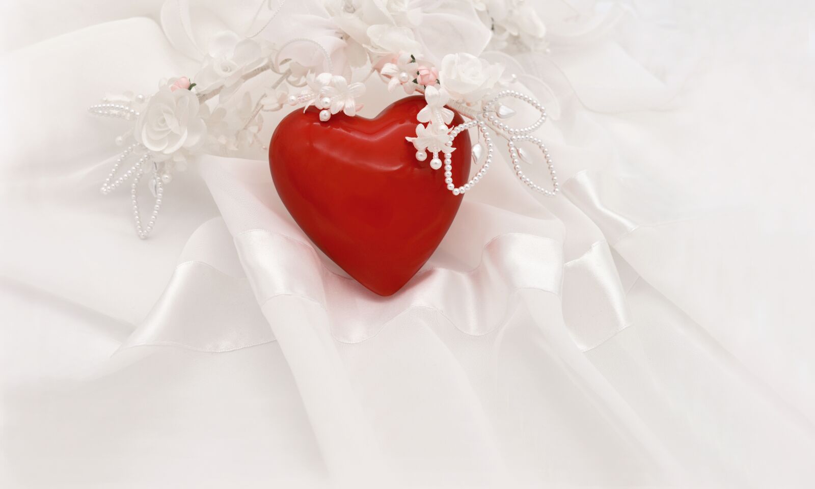 Nikon D3200 sample photo. Red heart, bridal jewelry photography