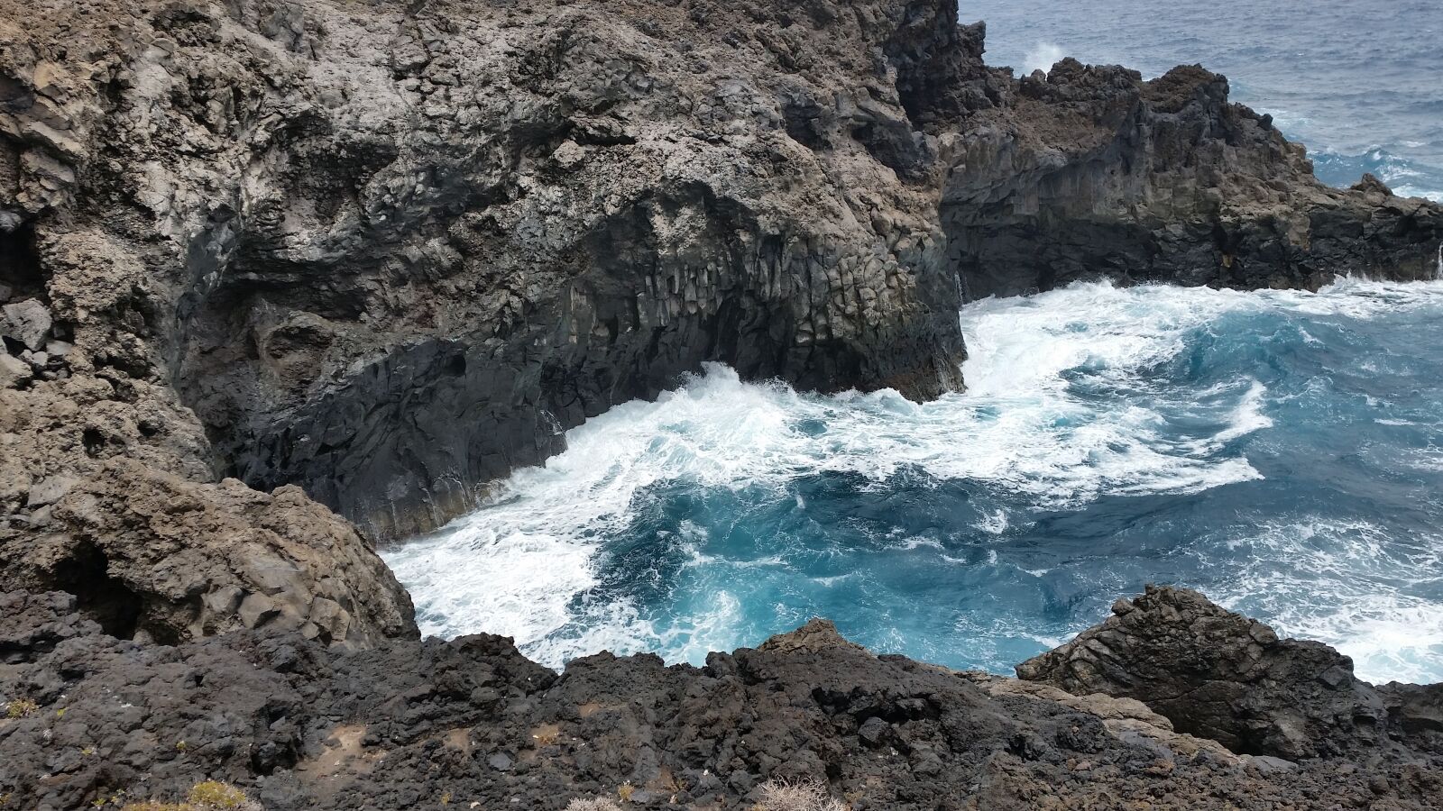 Samsung Galaxy S5 sample photo. Rock, water, sea photography