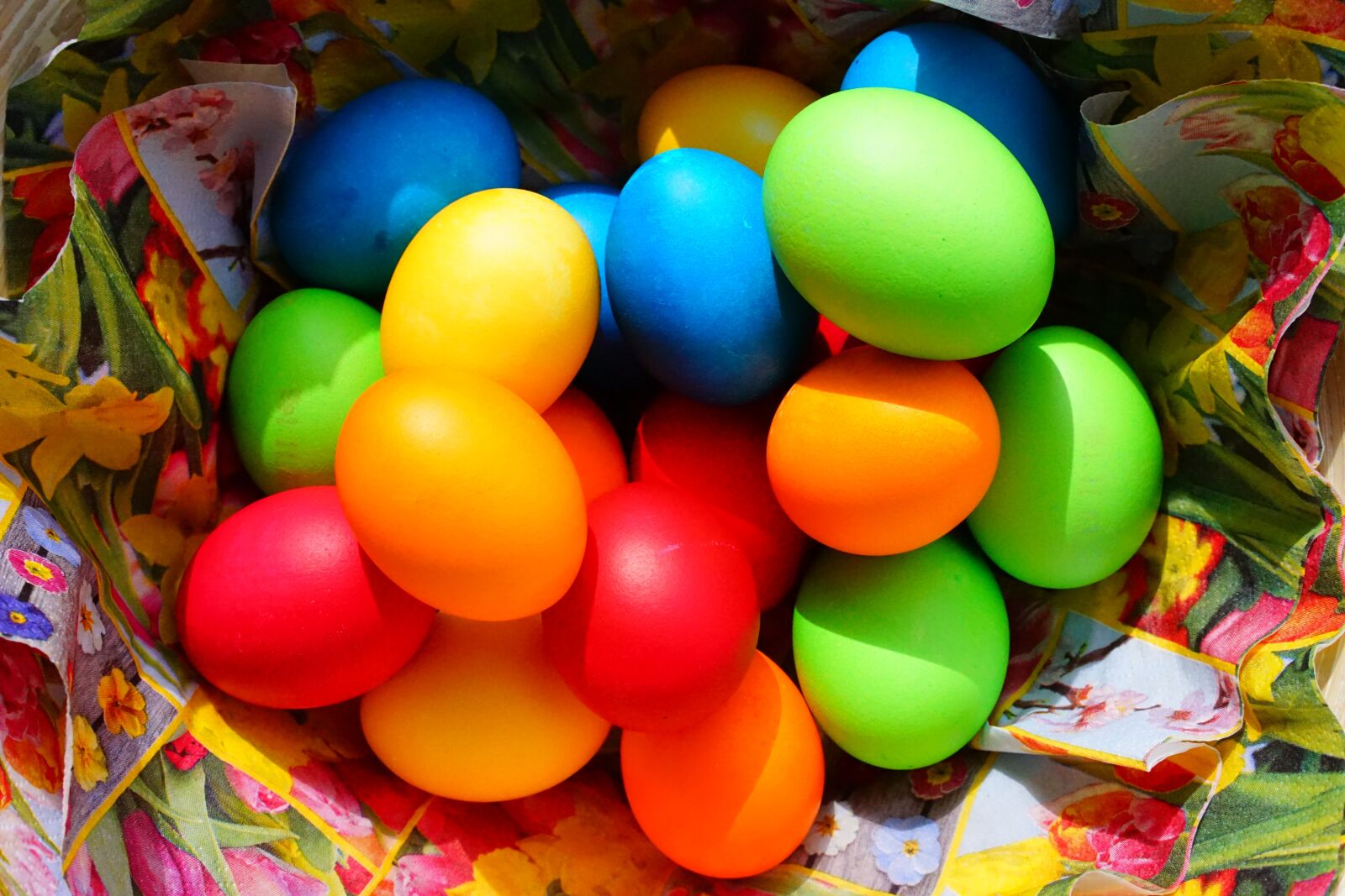 Sony Sonnar T* FE 55mm F1.8 ZA sample photo. Easter eggs, colorful, color photography