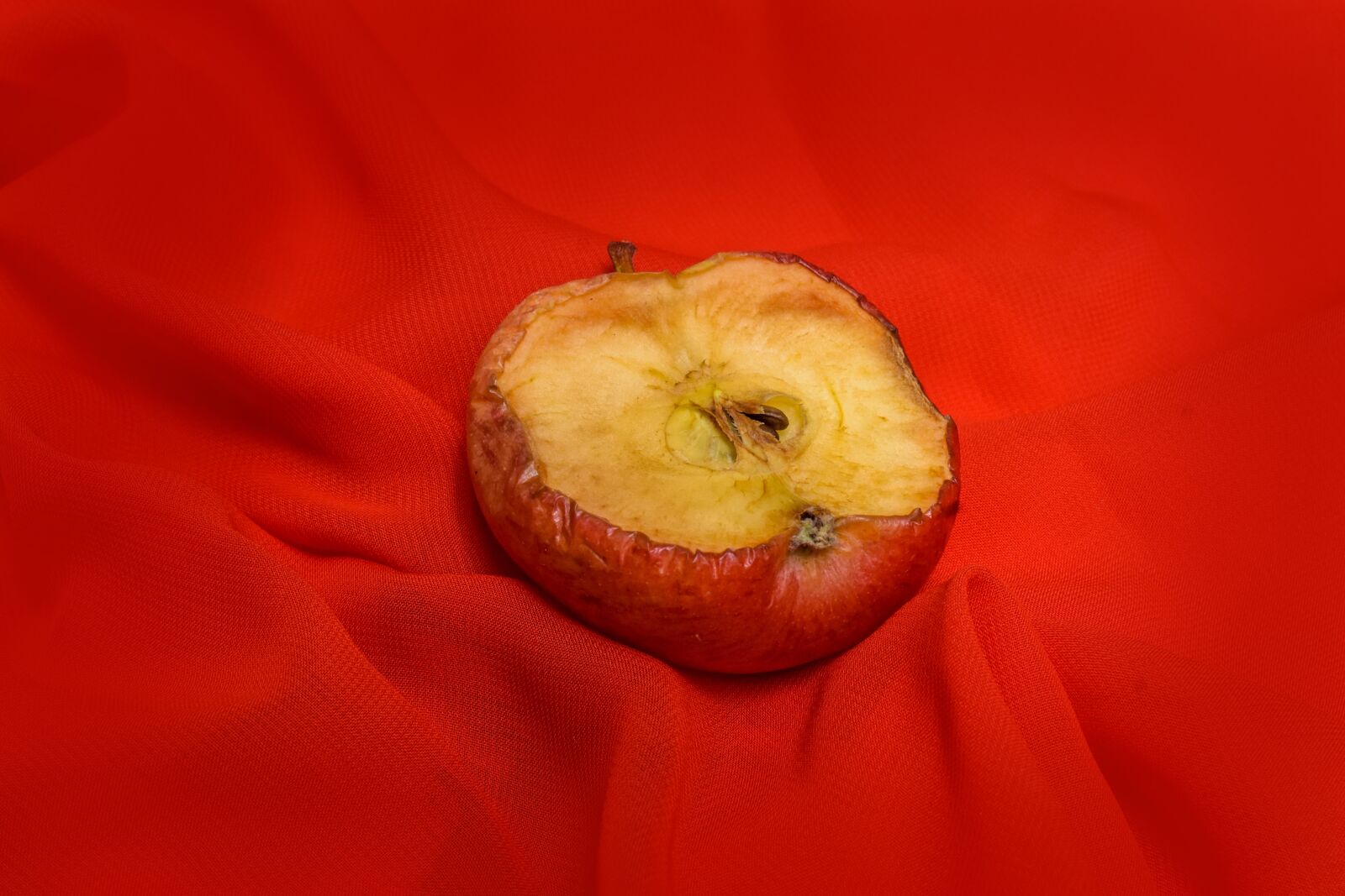 Nikon D3400 sample photo. Apple, old, nostalgia photography