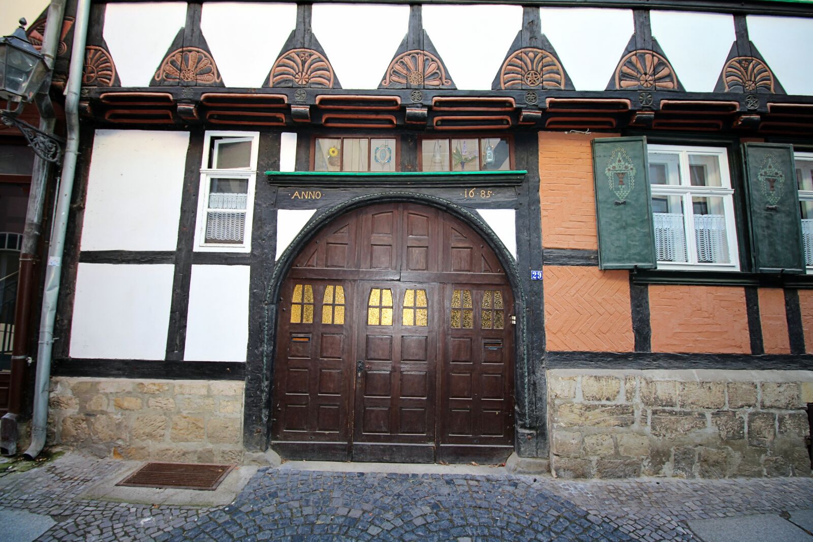 Canon EOS 700D (EOS Rebel T5i / EOS Kiss X7i) sample photo. Truss, facade, wooden door photography