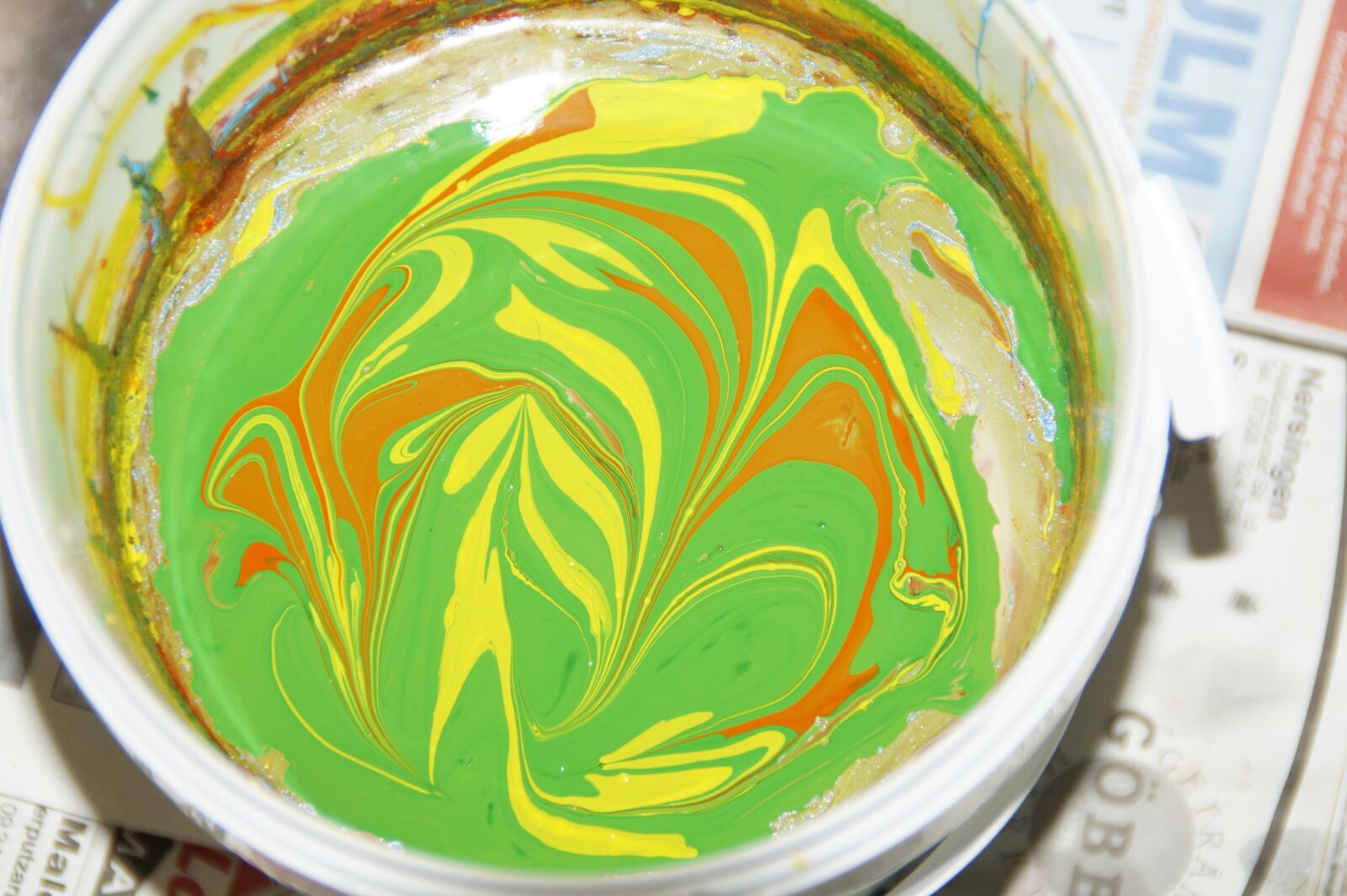 Sony SLT-A58 sample photo. Mottle, color, bucket photography