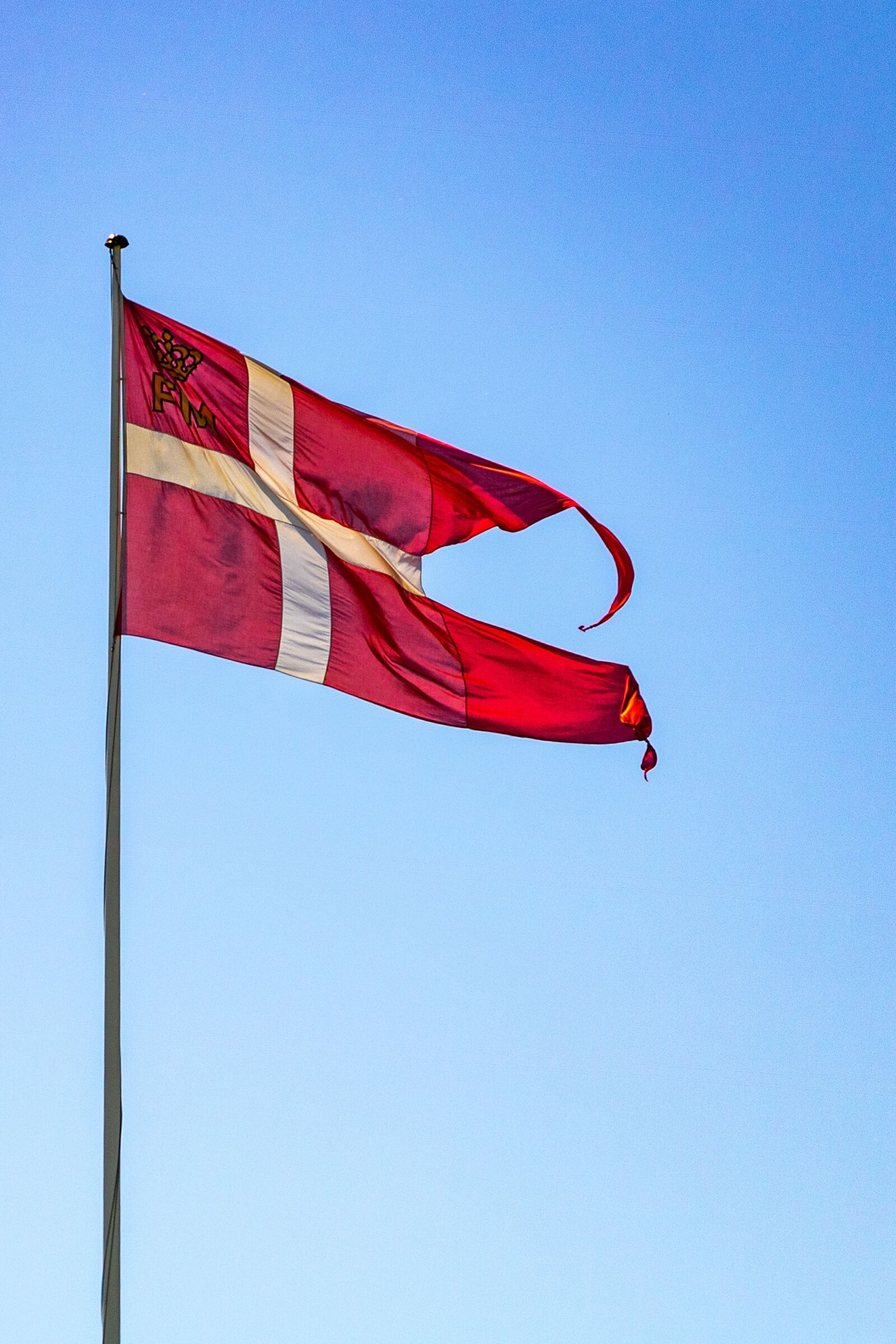 Canon EOS 750D (EOS Rebel T6i / EOS Kiss X8i) + Canon TS-E 90mm F2.8 Tilt-Shift sample photo. Spiltflag, dannebrog, denmark photography