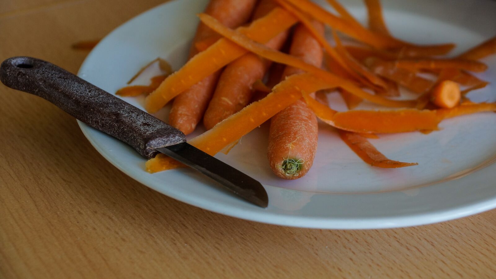 Sony DT 18-135mm F3.5-5.6 SAM sample photo. Carrot, knife, cooking photography