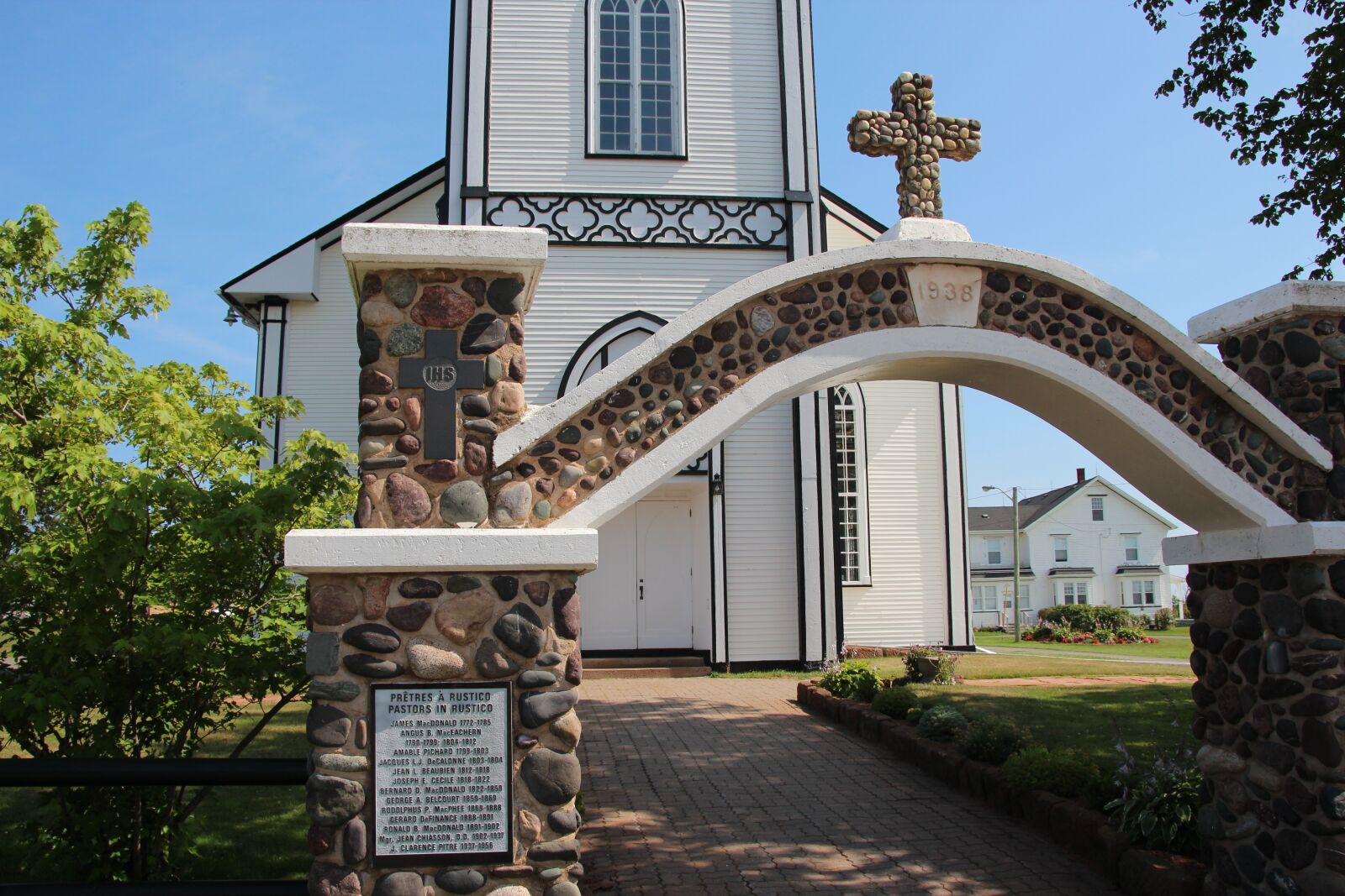 Canon EOS 600D (Rebel EOS T3i / EOS Kiss X5) sample photo. Church, cross, archway photography