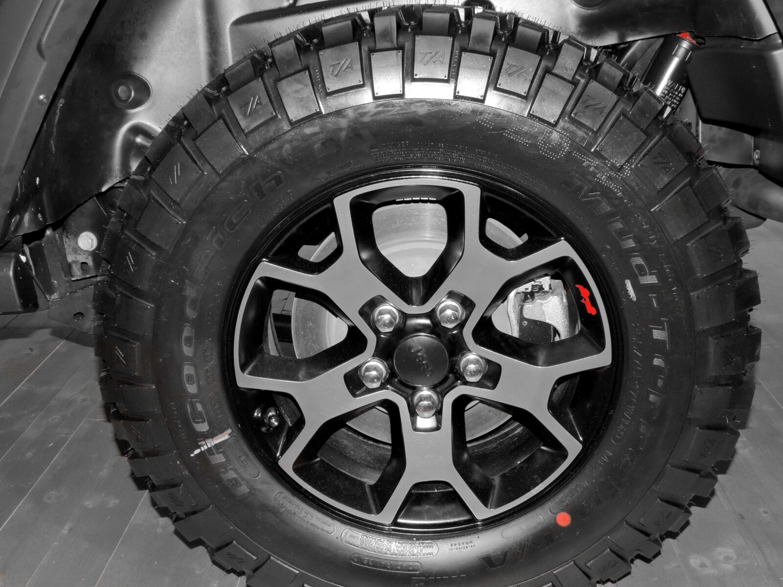 Nikon Coolpix P520 sample photo. Alloy, jeep, modern, tire photography