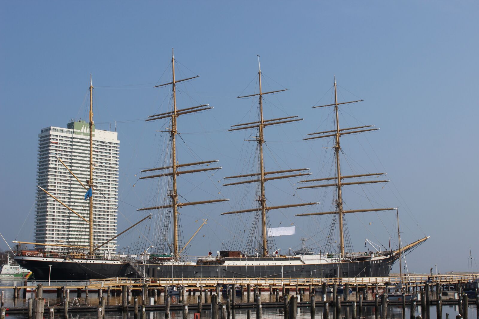 Canon EOS 600D (Rebel EOS T3i / EOS Kiss X5) sample photo. L beck-travem nde, maritime photography