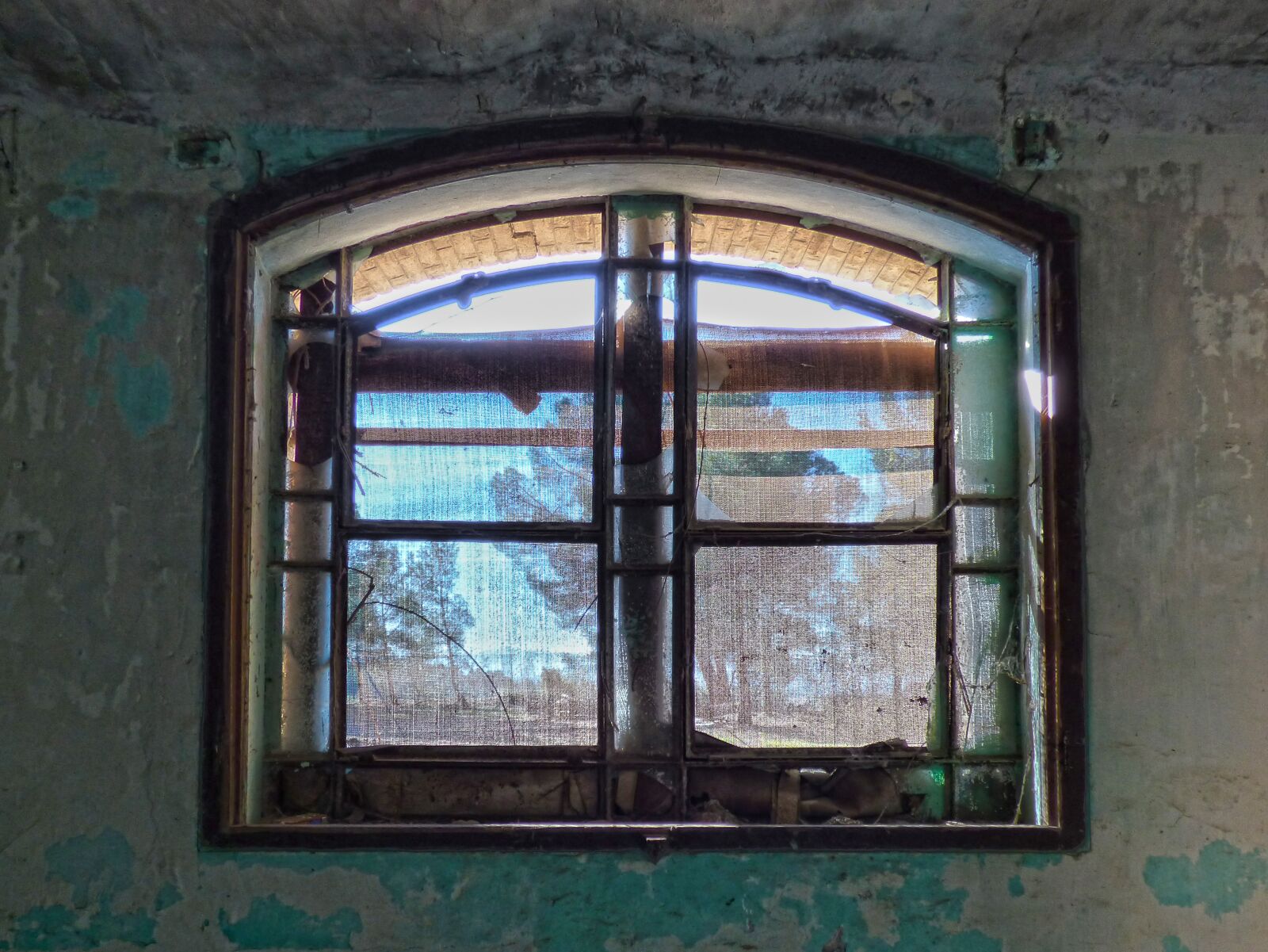 Panasonic Lumix DMC-FZ70 sample photo. Window, abandoned, ruin photography
