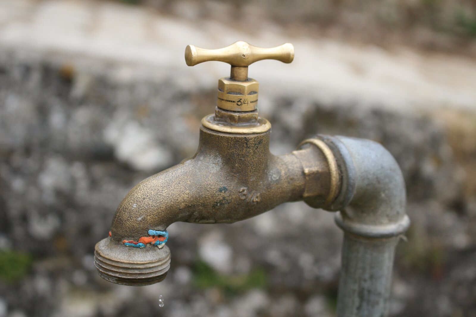 Canon EOS 100D (EOS Rebel SL1 / EOS Kiss X7) sample photo. Faucet, copper, gold photography