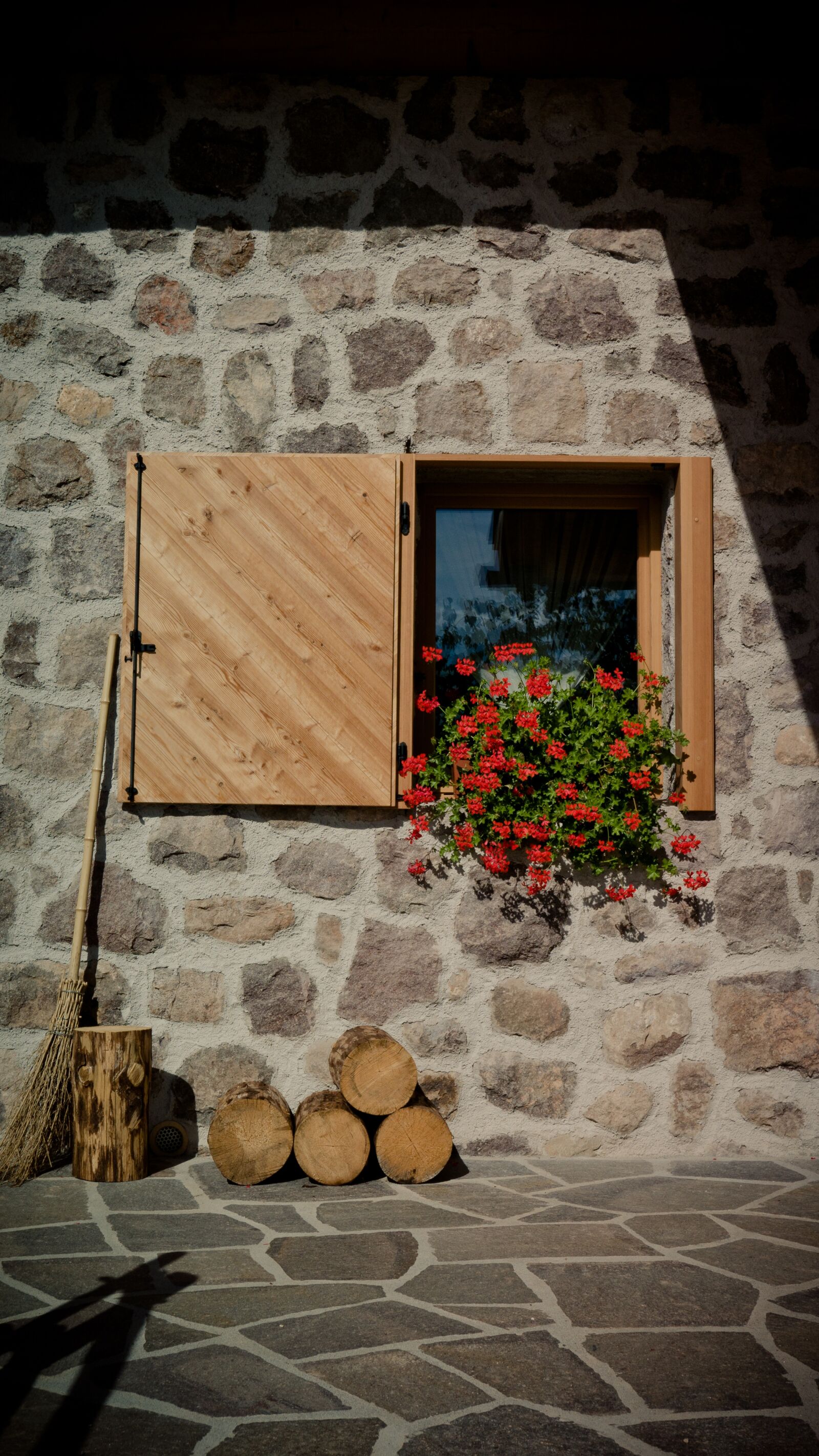 Panasonic Lumix DMC-LX100 sample photo. Window, flower box, wall photography