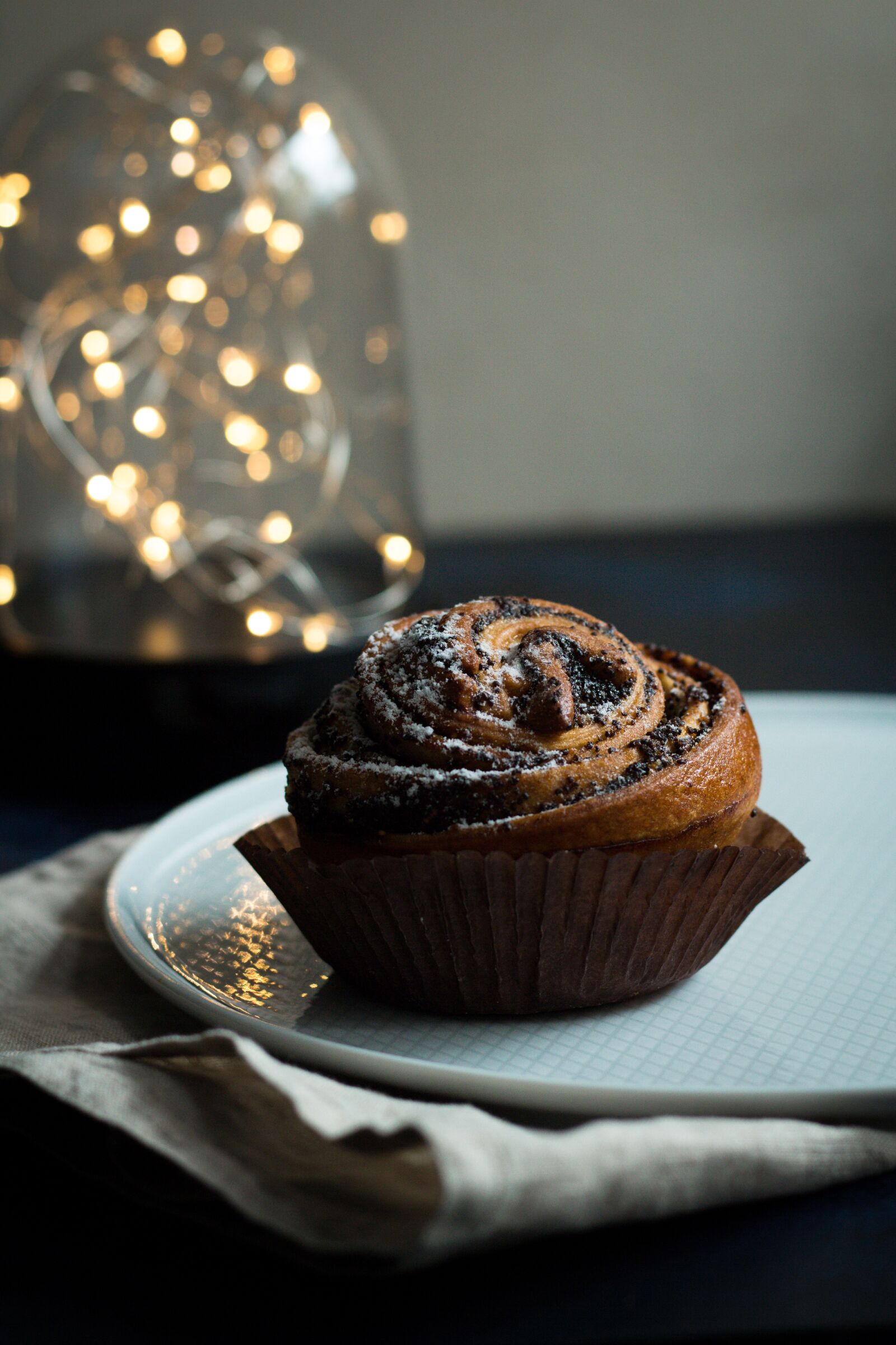 Canon EOS 650D (EOS Rebel T4i / EOS Kiss X6i) + Canon EF 50mm F1.8 STM sample photo. Bun, mack, cupcake photography