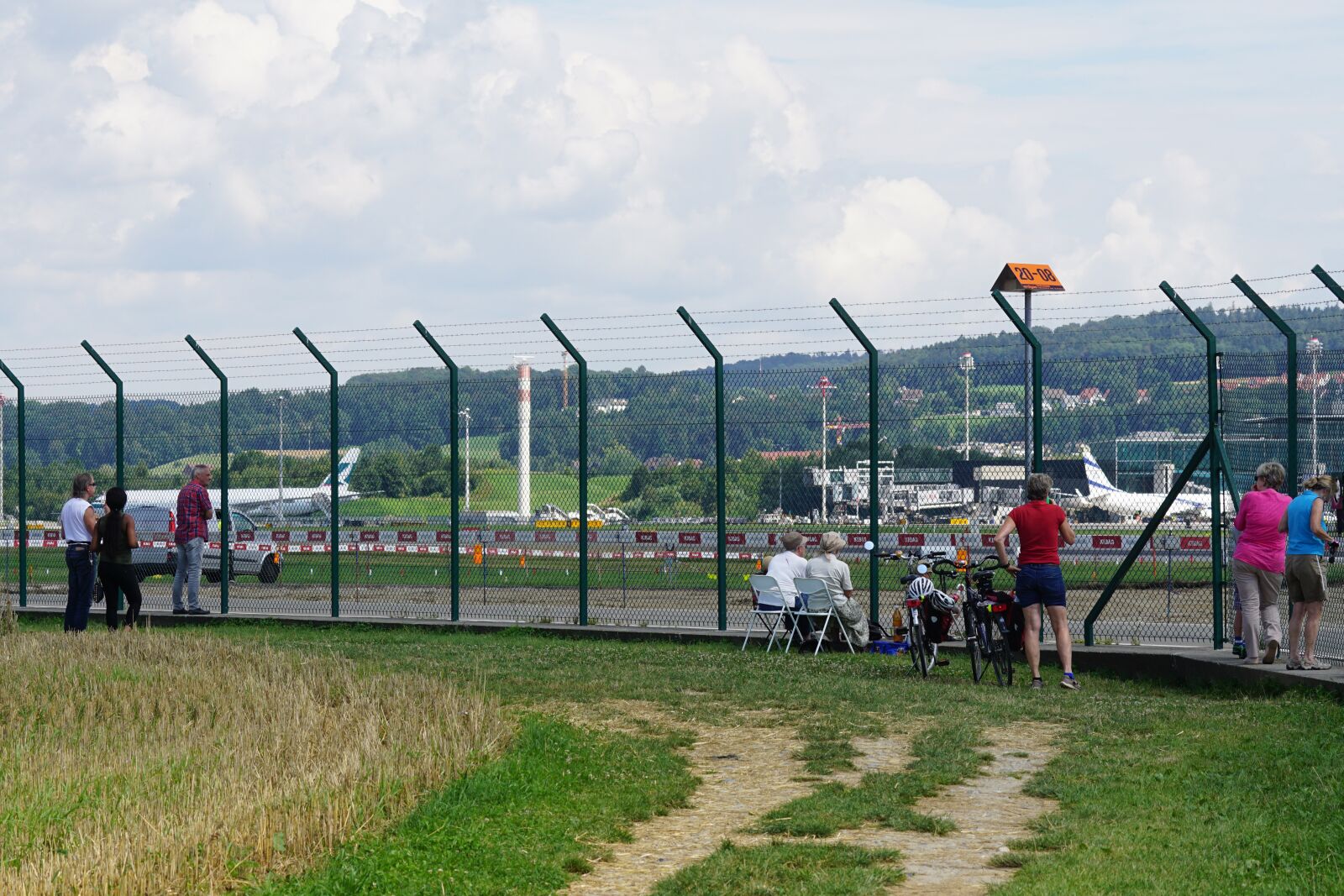 Sony ILCA-77M2 + Sony 70-400mm F4-5.6 G SSM sample photo. Airport, viewers, piste rand photography