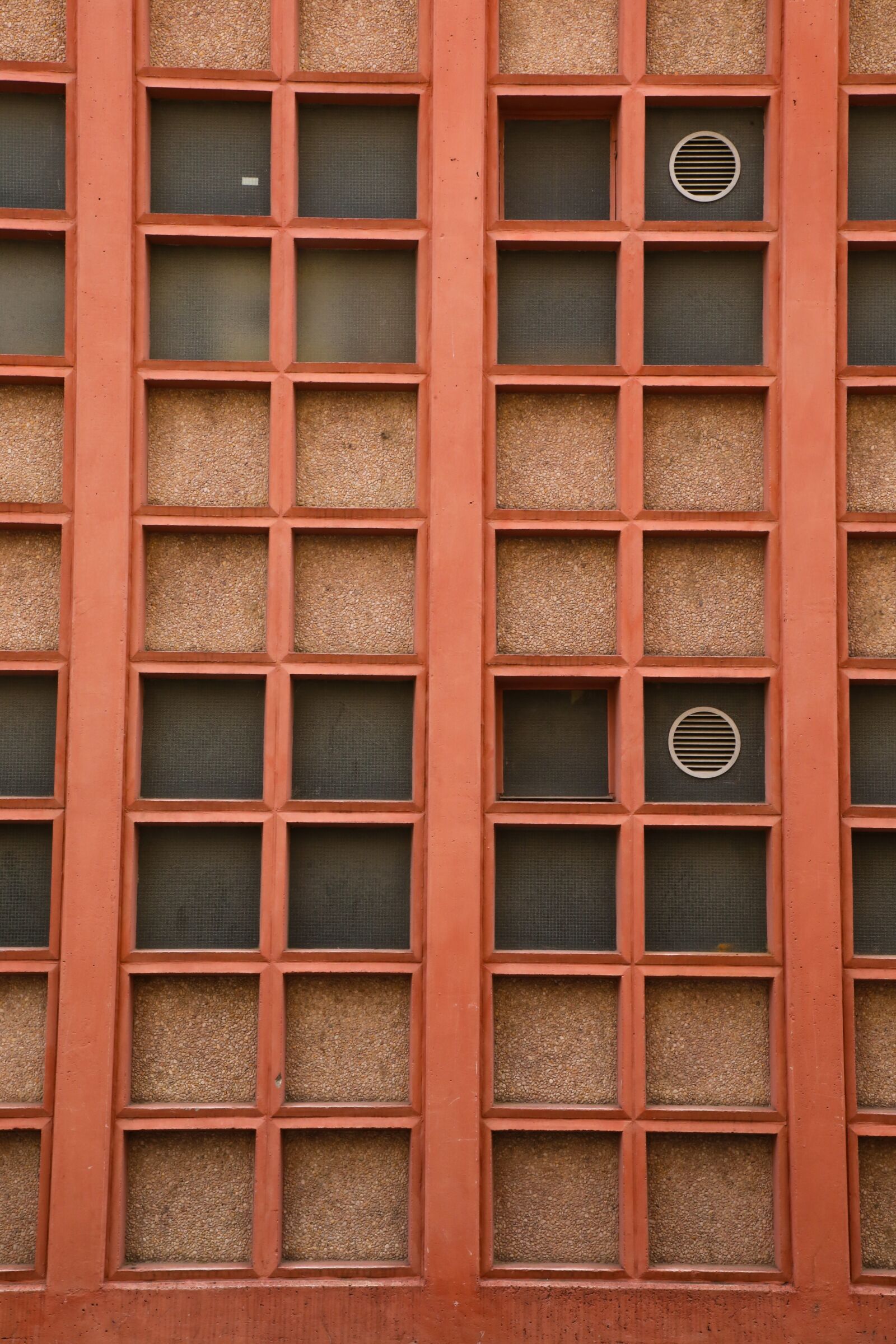 Canon EF 24-105mm F4L IS II USM sample photo. Facade, wash concrete, grid photography