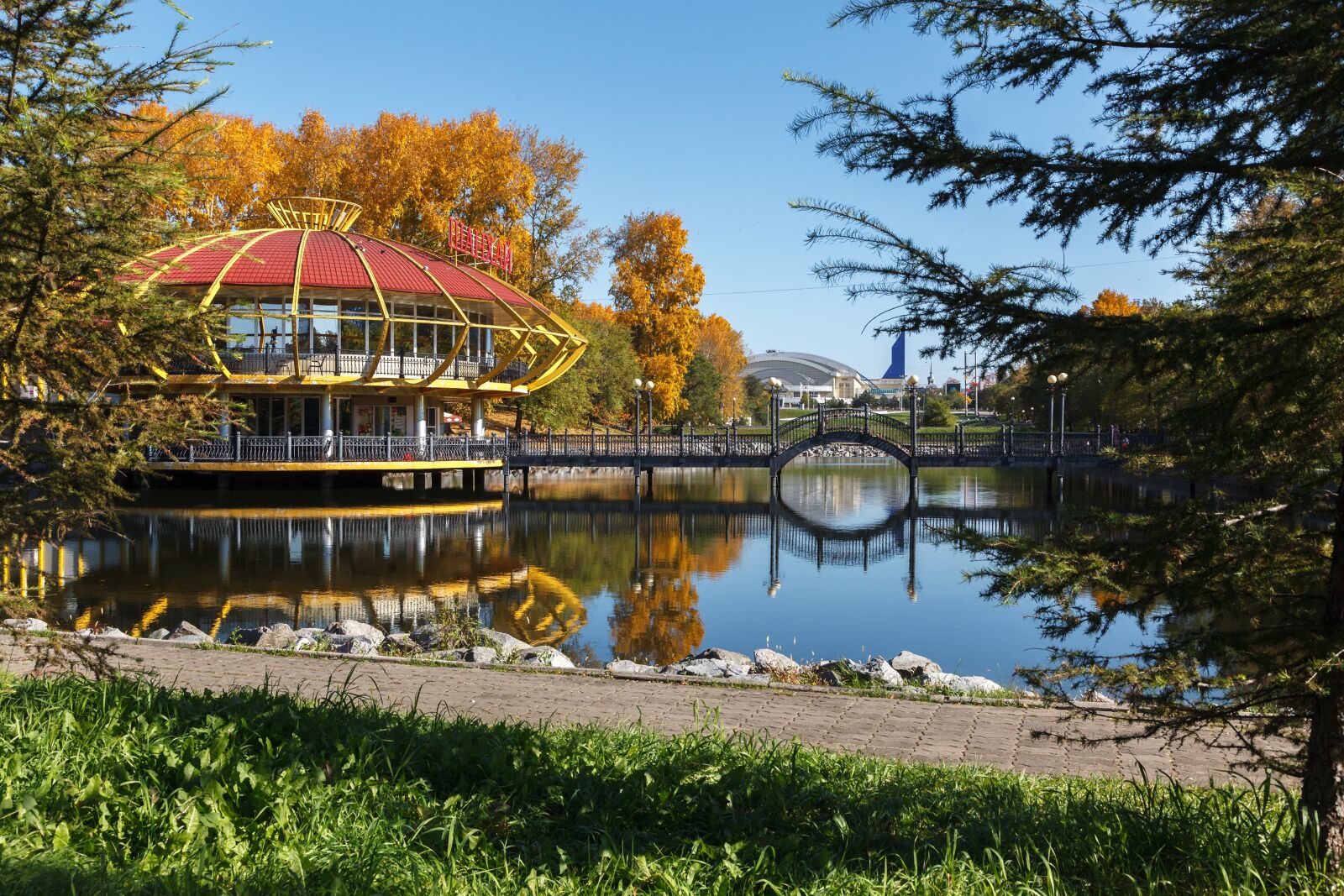 Canon EOS 5D Mark II + Canon EF 24-105mm F4L IS USM sample photo. Autumn, ponds, khabarovsk photography