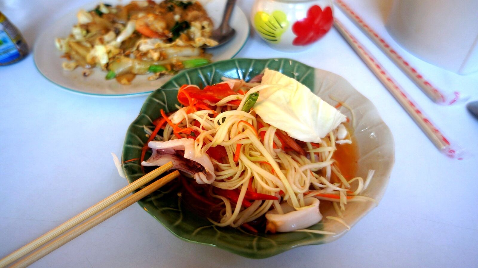 Sony Alpha NEX-5N + Sony E 16mm F2.8 sample photo. Salad, papaya, squid photography