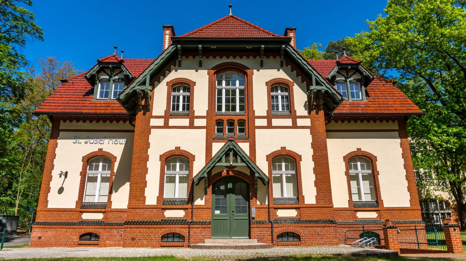 Sony Alpha a5000 (ILCE 5000) sample photo. Architecture, house, old photography