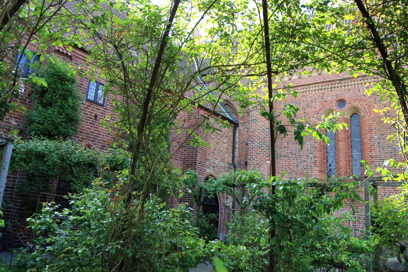 Canon EOS 7D Mark II sample photo. Arched, window, bricks, building photography