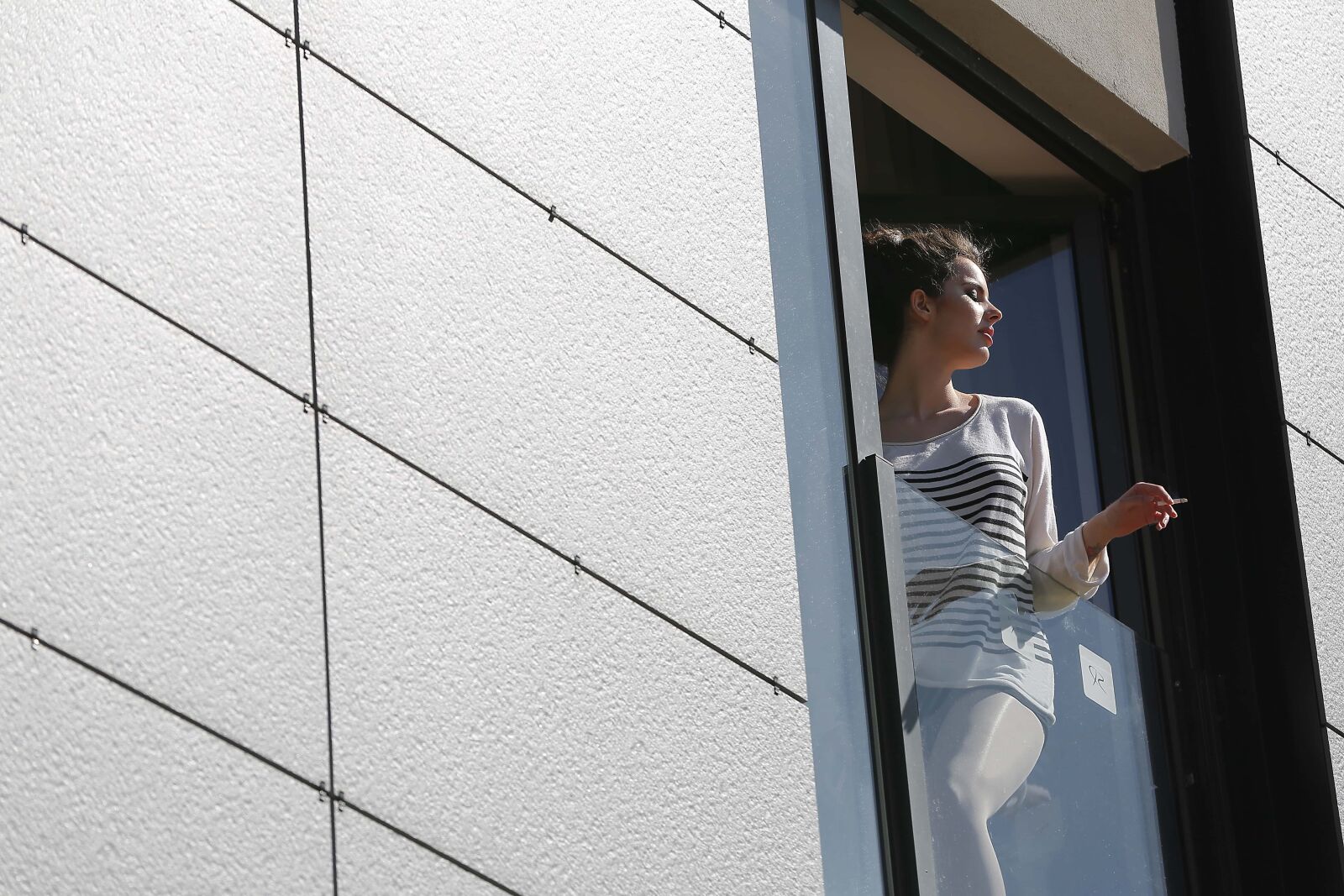 Canon EF 70-200mm F2.8L IS II USM sample photo. Window, young woman, cigarette photography