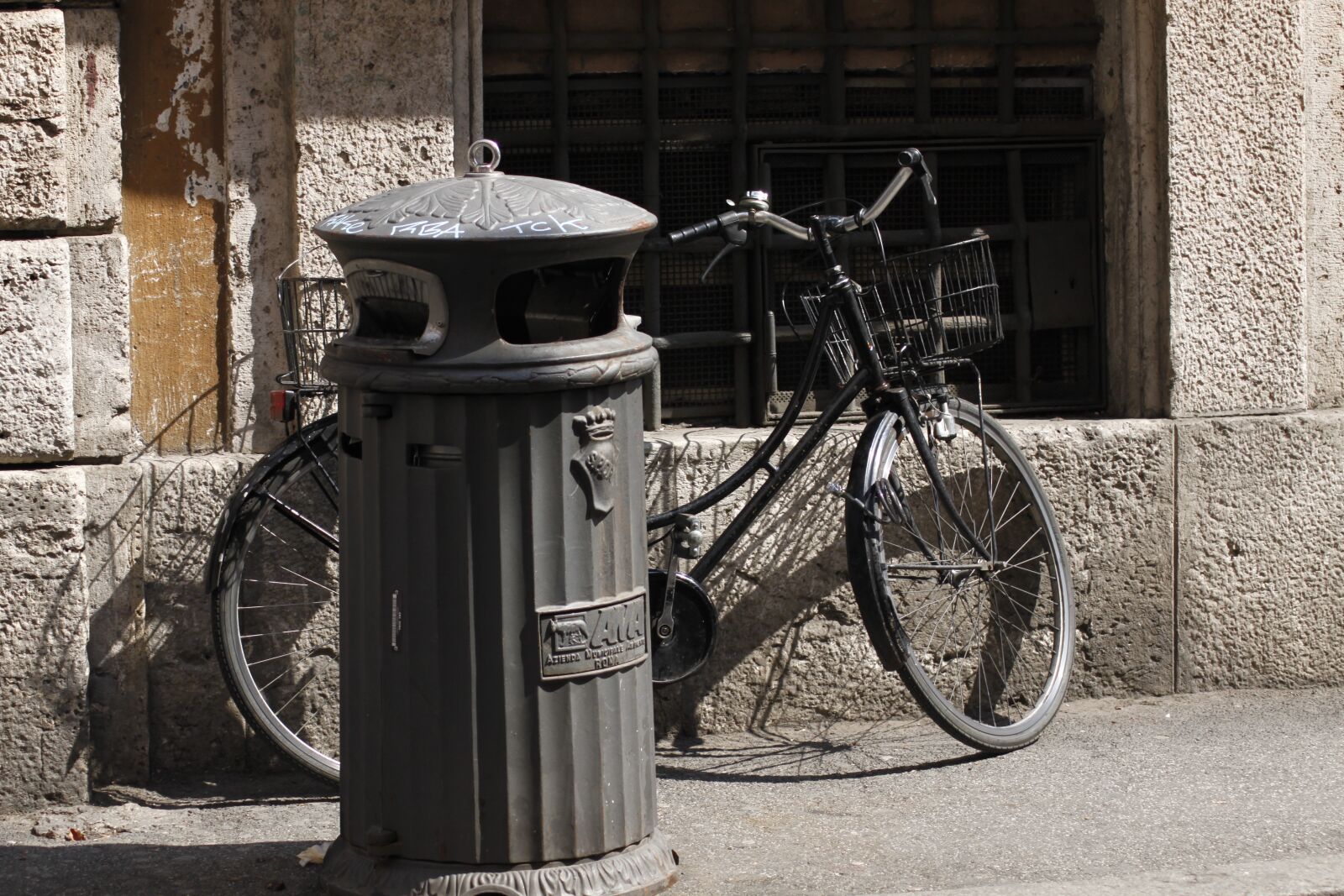 Canon EOS 500D (EOS Rebel T1i / EOS Kiss X3) sample photo. Bicycle, rome, italy photography