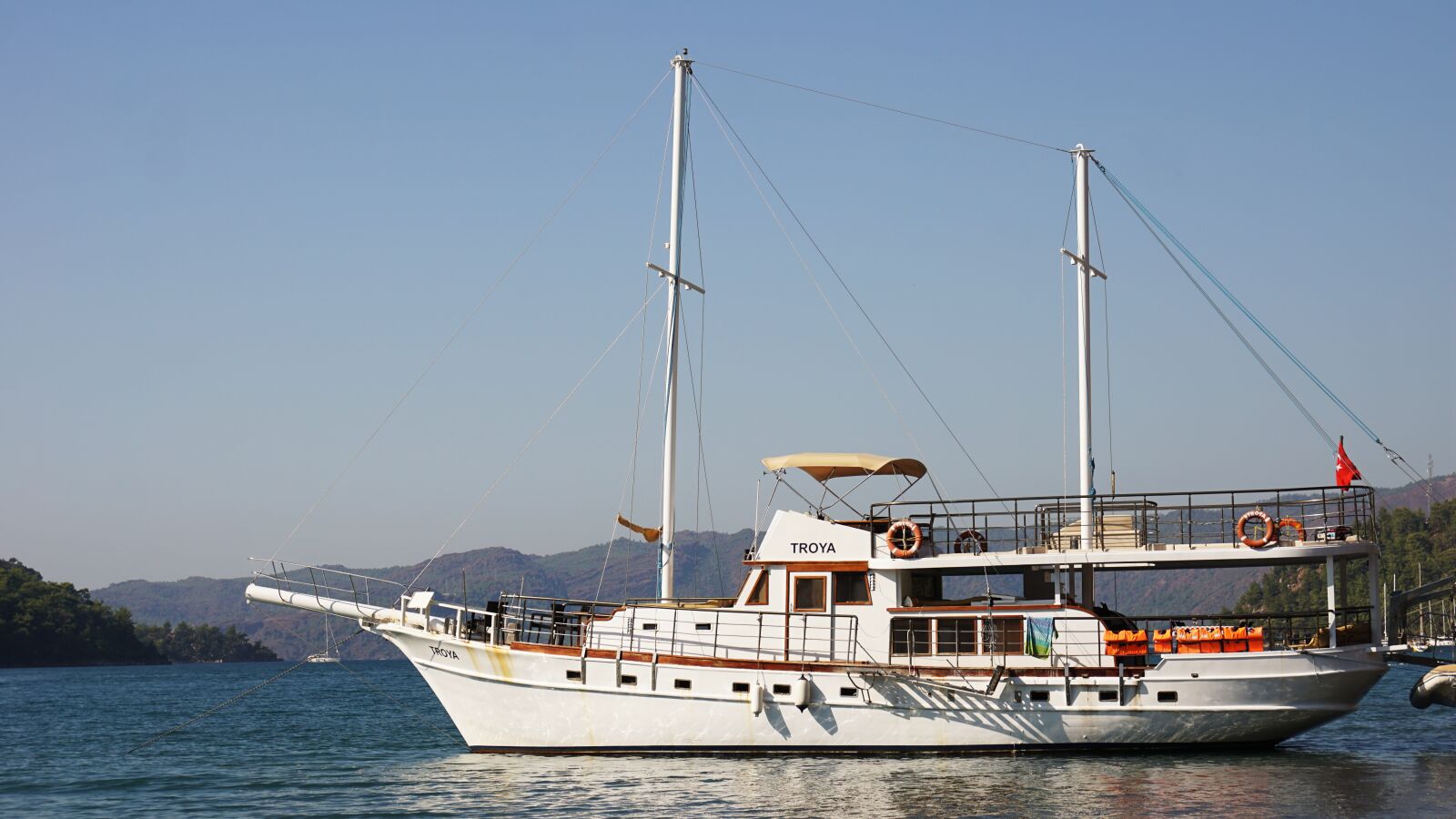 Sony a6000 + Sony Vario-Tessar T* E 16-70mm F4 ZA OSS sample photo. Boat, sea, transport photography
