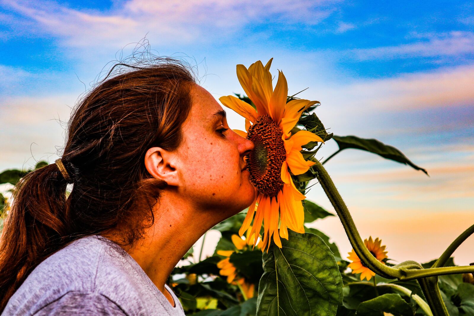 Canon EOS M6 + Canon EF-M 15-45mm F3.5-6.3 IS STM sample photo. Sunflower, woman, girl photography