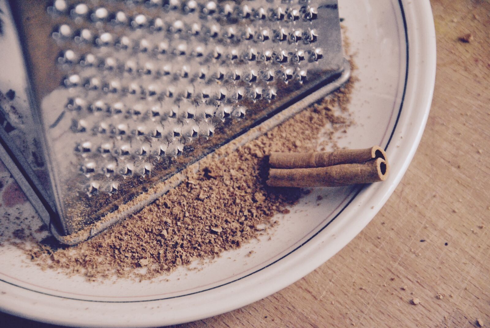 Nikon D3000 sample photo. Cinnamon, grated, cinnamon stick photography