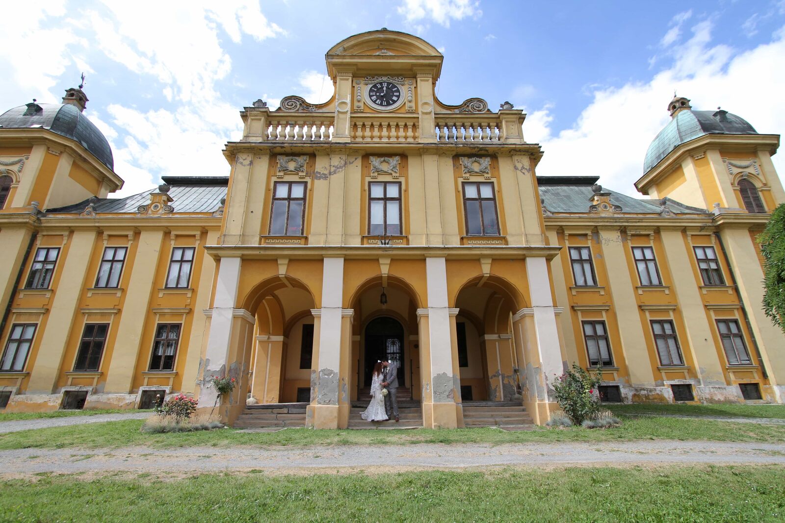 Canon EF-S 10-22mm F3.5-4.5 USM sample photo. Bride, castle, entrance, facade photography