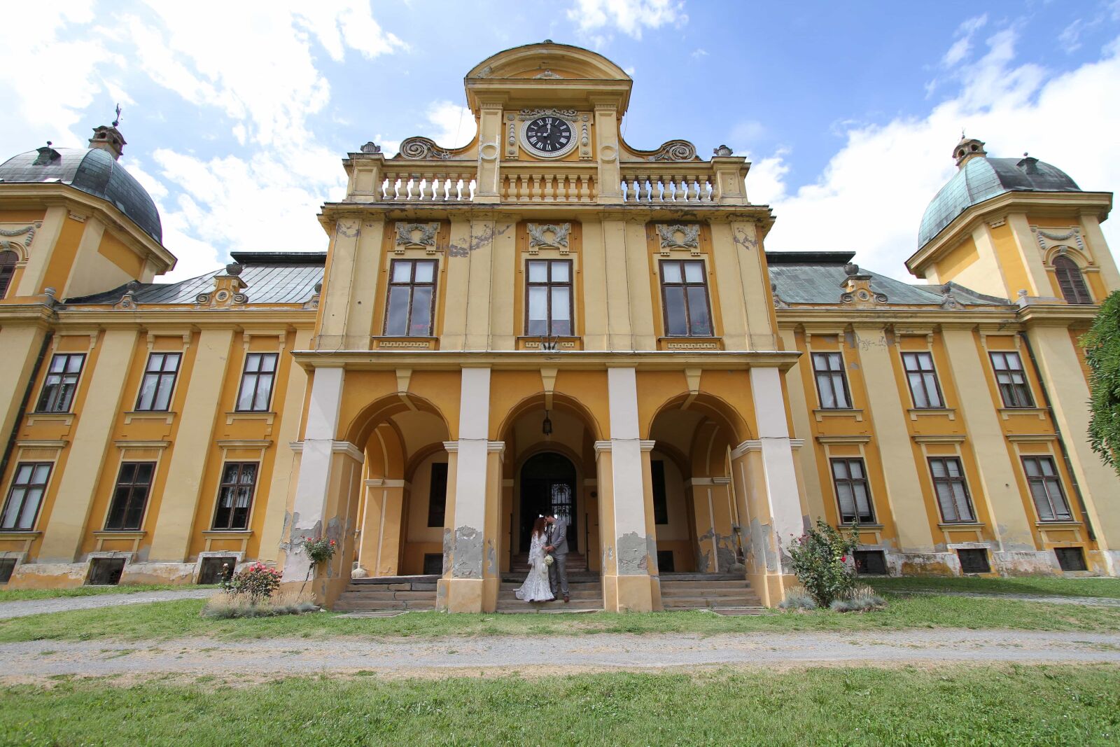 Canon EOS 7D + Canon EF-S 10-22mm F3.5-4.5 USM sample photo. Bride, castle, entrance, facade photography