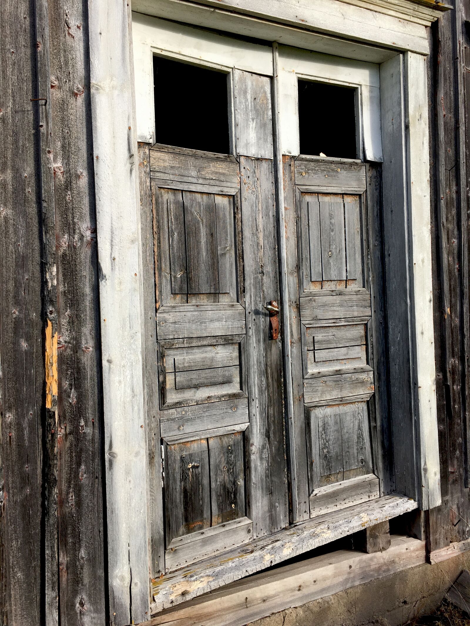 iPhone SE back camera 4.15mm f/2.2 sample photo. Ultervattnet, port, door photography