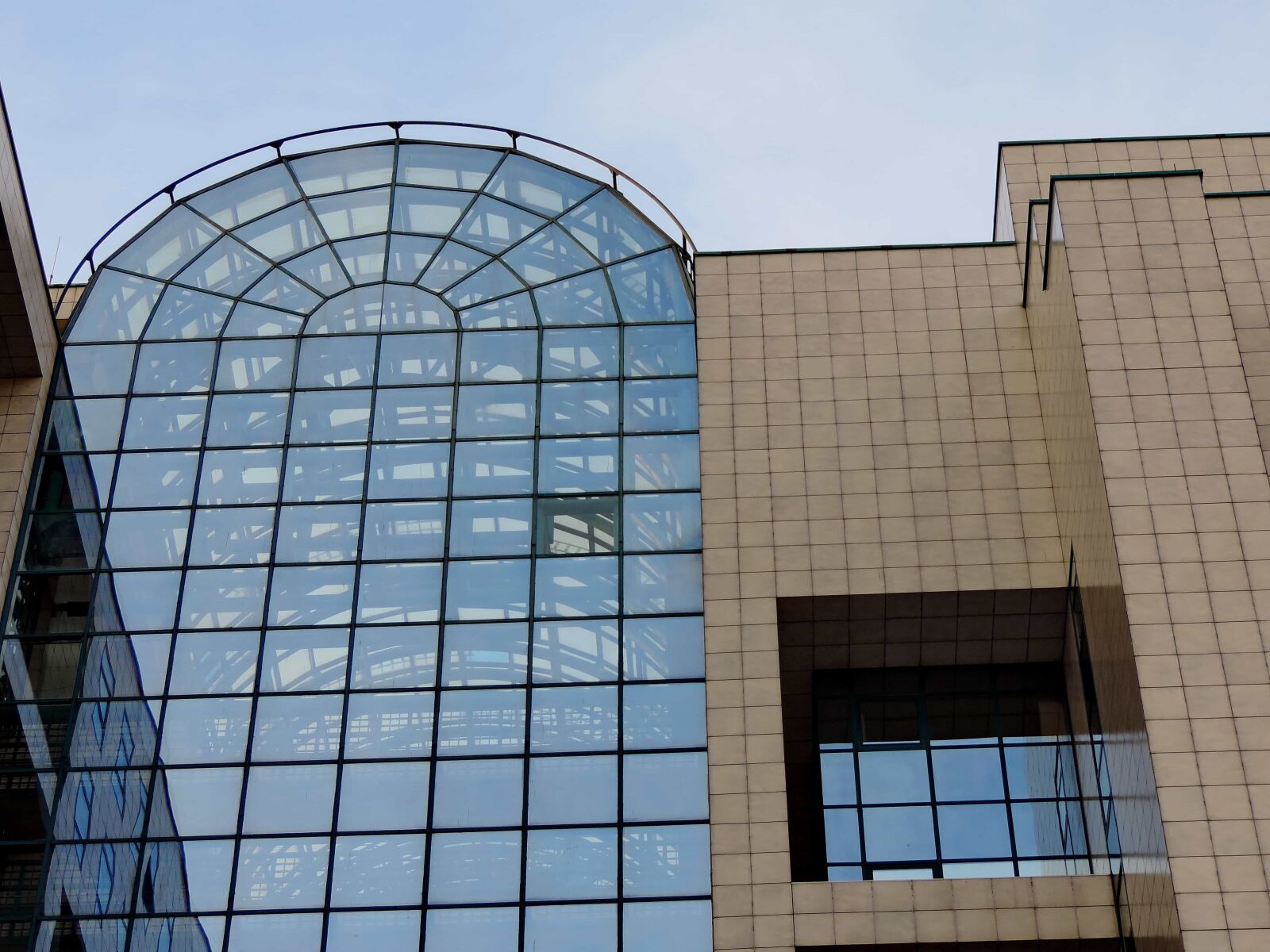 Nikon Coolpix P520 sample photo. City, modern, building, glass photography