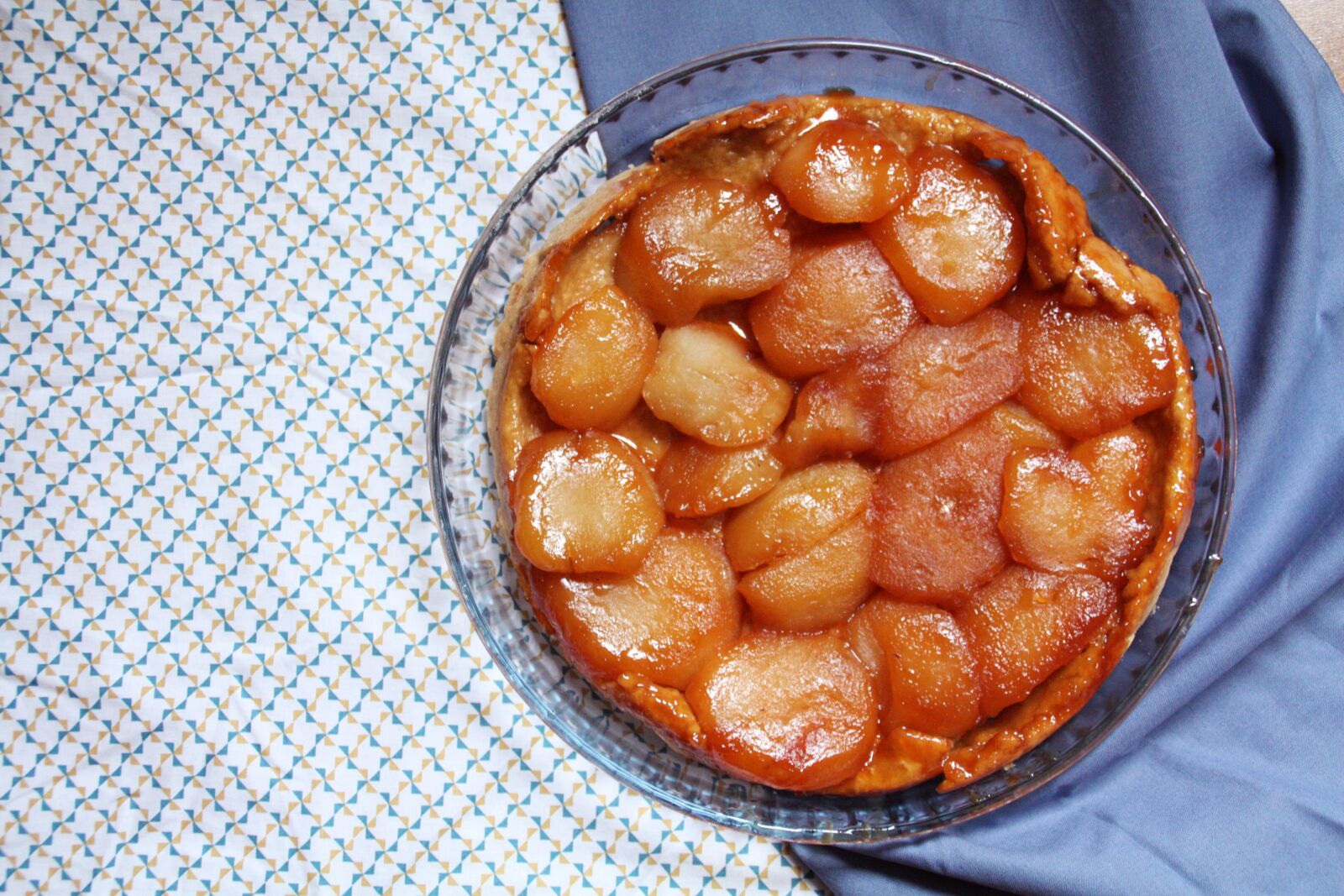 Canon EOS 450D (EOS Rebel XSi / EOS Kiss X2) sample photo. Pie, tatin, dessert photography