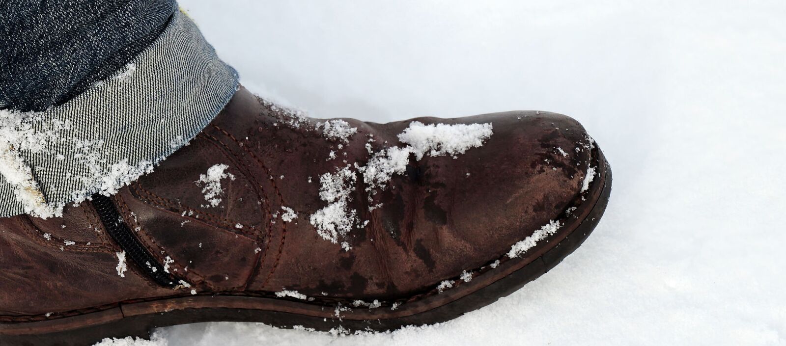 Canon EOS 100D (EOS Rebel SL1 / EOS Kiss X7) sample photo. Shoe, snow, footwear, wet photography