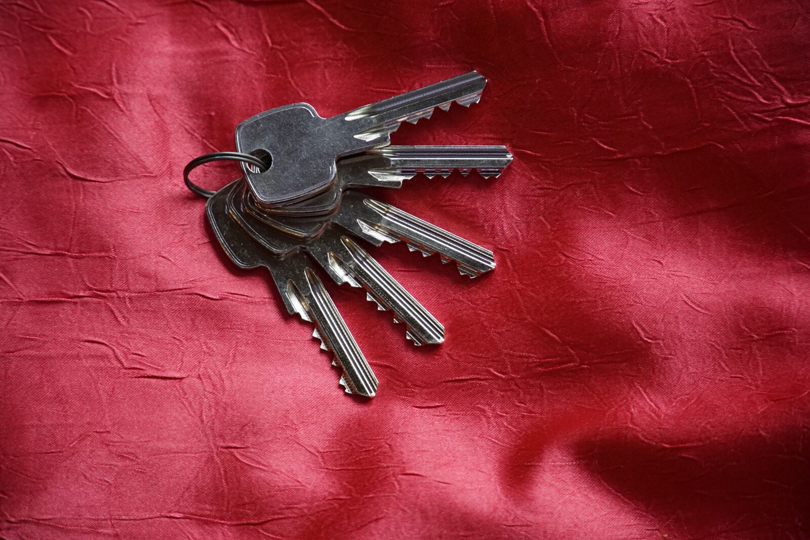 Sony a7R II + Sony E PZ 18-105mm F4 G OSS sample photo. Keys, fan, heart photography