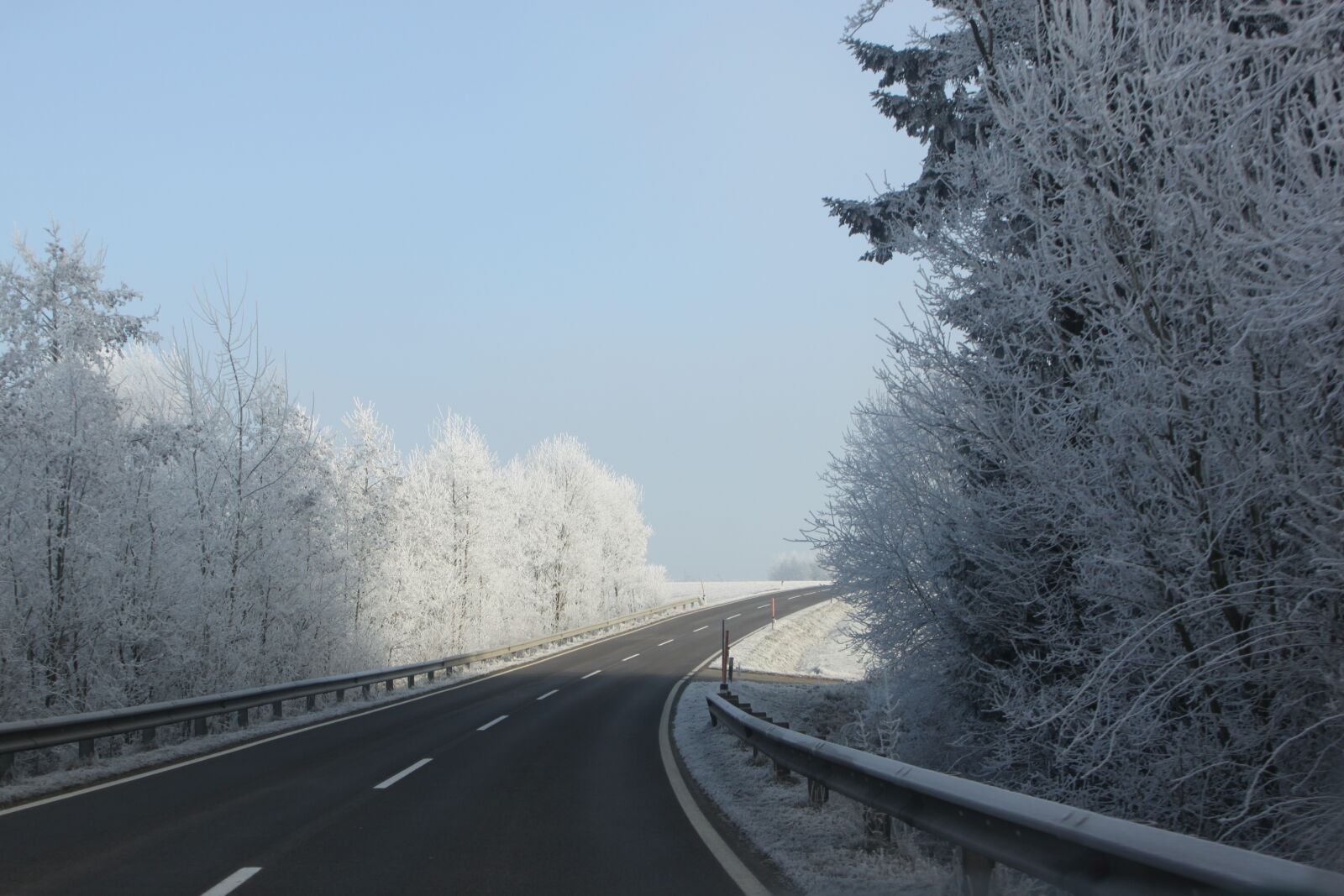 Canon EOS 500D (EOS Rebel T1i / EOS Kiss X3) sample photo. Winter, road, sky photography