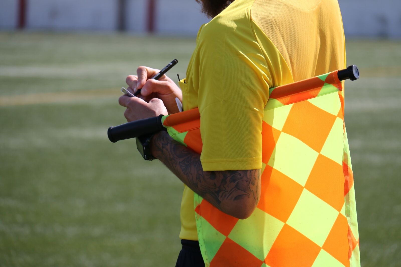 Canon EF-S 18-200mm F3.5-5.6 IS sample photo. Yellow, yellow card, lineman photography