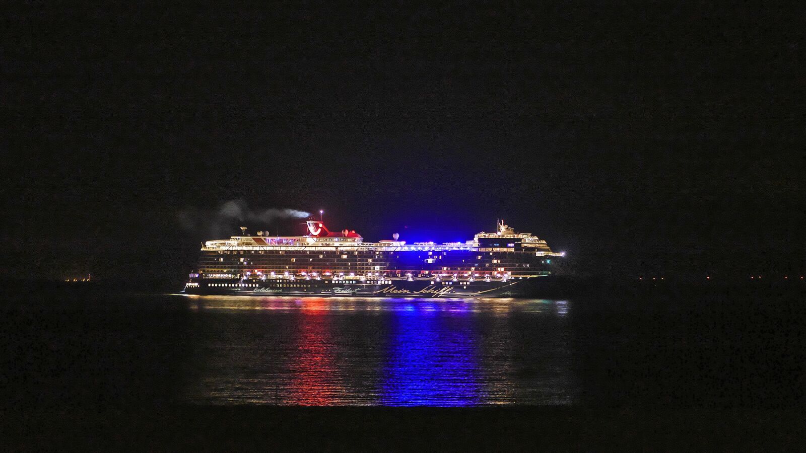 Panasonic Lumix DMC-GX8 sample photo. Cruise ship, night, elbe photography