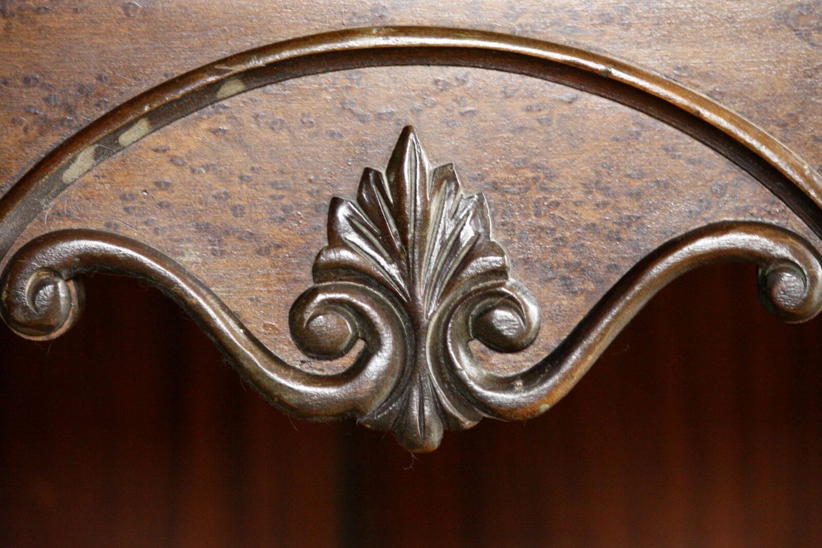 Canon EOS 1000D (EOS Digital Rebel XS / EOS Kiss F) + f/4-5.6 IS II sample photo. Carved wooden furniture, decorative photography