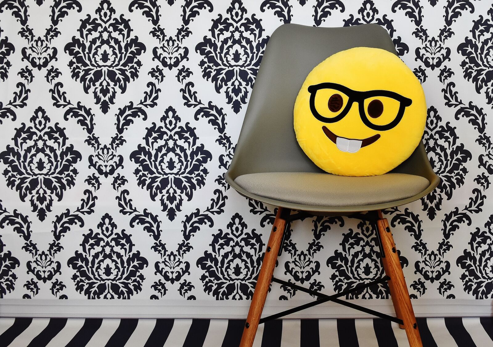 Nikon D7200 sample photo. Smiley, chair, laugh photography