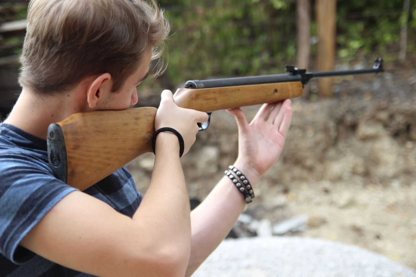 Canon EOS 600D (Rebel EOS T3i / EOS Kiss X5) sample photo. Shooting, man, rifle photography
