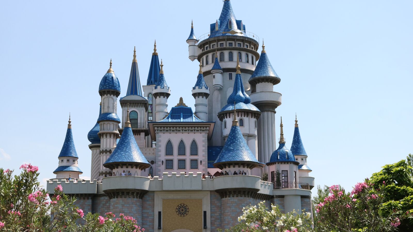 Canon EOS 750D (EOS Rebel T6i / EOS Kiss X8i) sample photo. Castle, blue, fairy tale photography