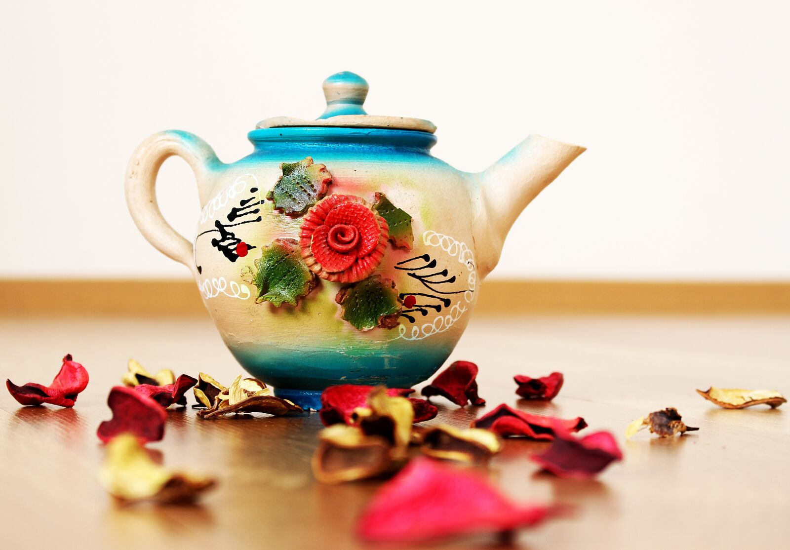 Canon EOS 700D (EOS Rebel T5i / EOS Kiss X7i) sample photo. Teapot, rose, flower photography