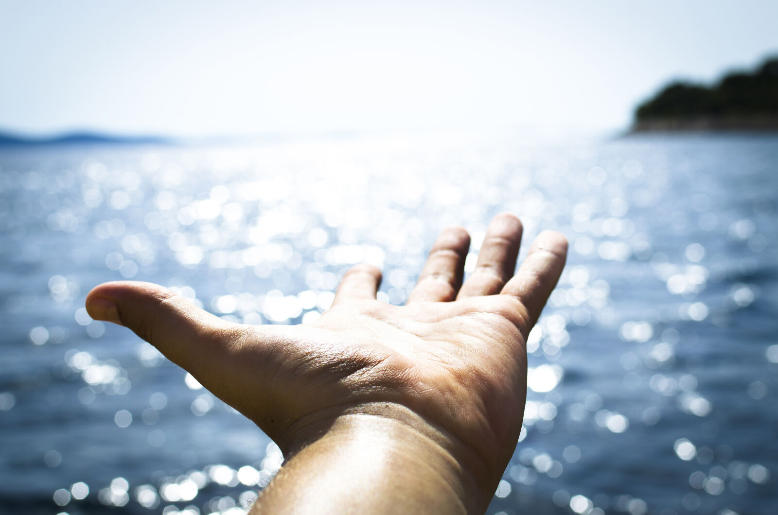 Nikon D5100 + Nikon AF-S DX Nikkor 35mm F1.8G sample photo. Adult, background, beach, blue photography
