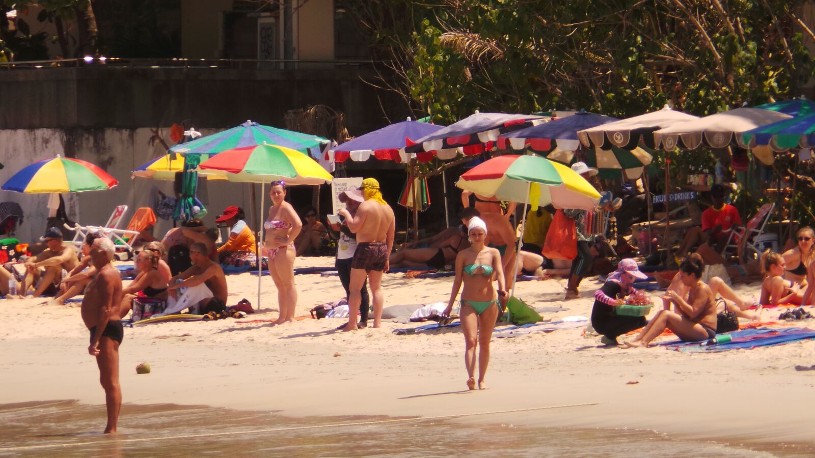Samsung EK-GC100 sample photo. Crowds, people, beach photography