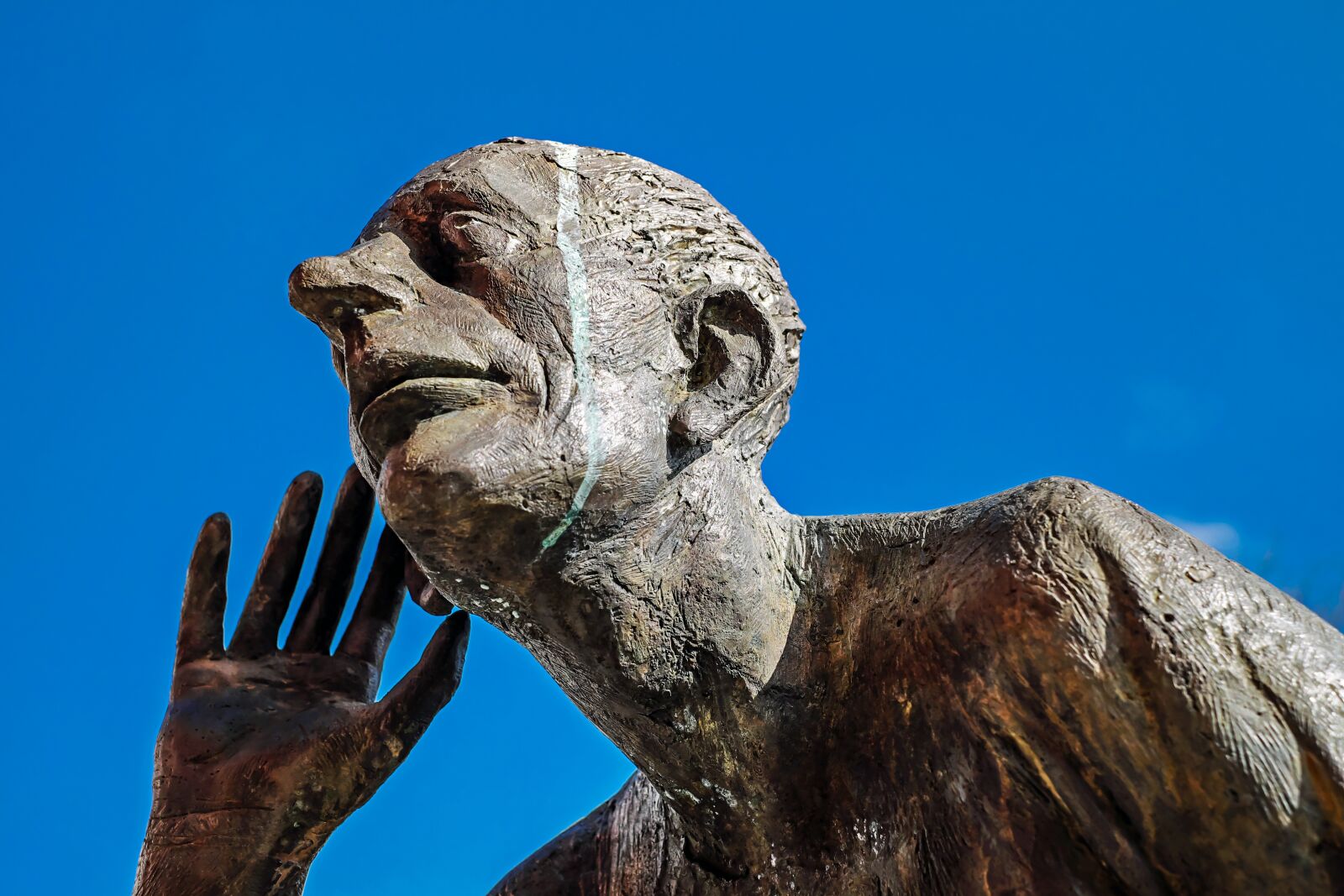 Fujifilm X-T10 + Fujifilm XF 35mm F1.4 R sample photo. Sculpture, bronze, the listening photography