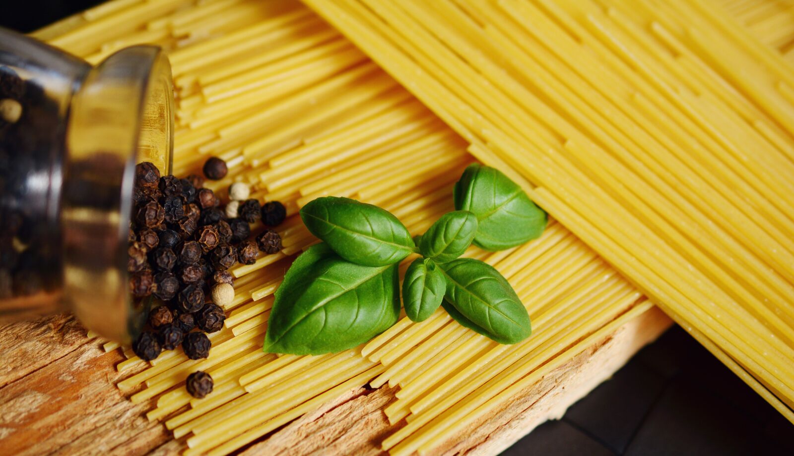 Nikon D5200 sample photo. Spaghetti, basil, noodles photography