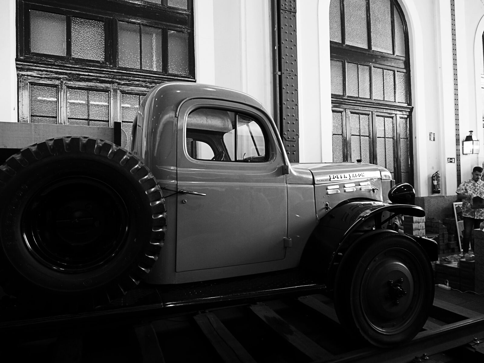 Olympus OM-D E-M1 + OLYMPUS M.12-50mm F3.5-6.3 sample photo. Truck old, black and photography