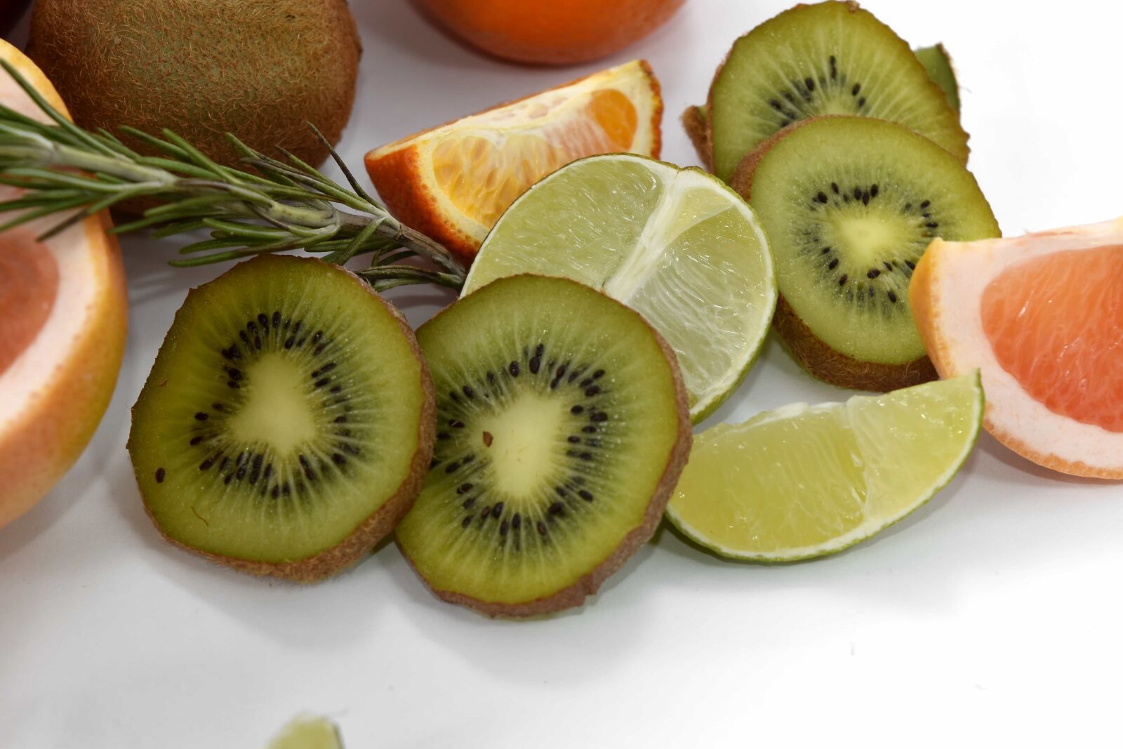Nikon D5500 sample photo. Grapefruit, kiwi, slices, tropical photography
