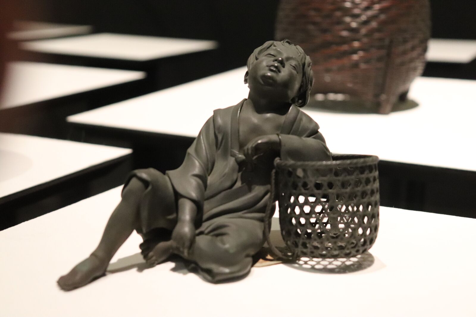 Canon EOS 800D (EOS Rebel T7i / EOS Kiss X9i) sample photo. Sculpture, bronze, child photography