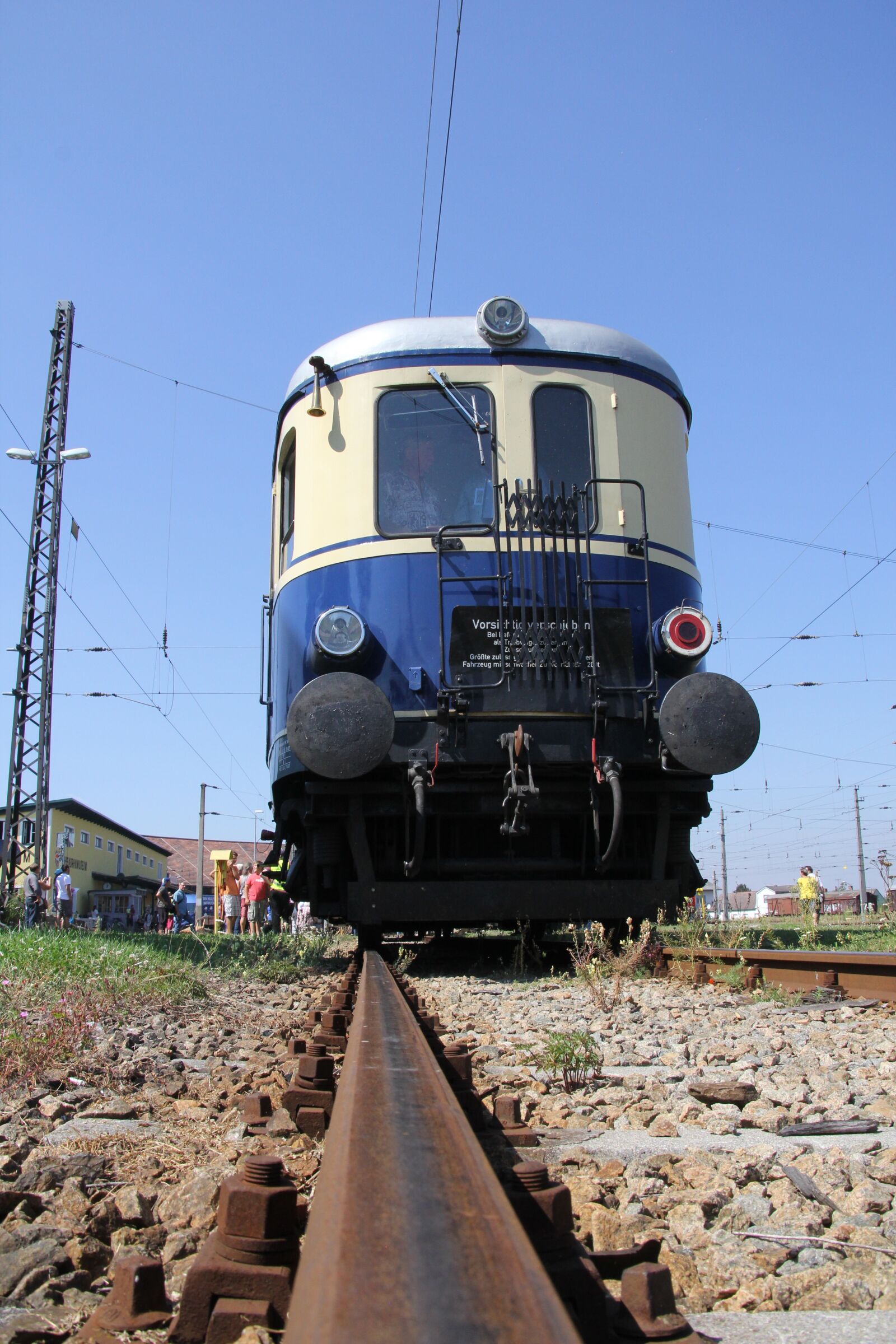 Canon EOS 60D + Canon TS-E 90mm F2.8 Tilt-Shift sample photo. Diesel railcar, 5042, railroad photography