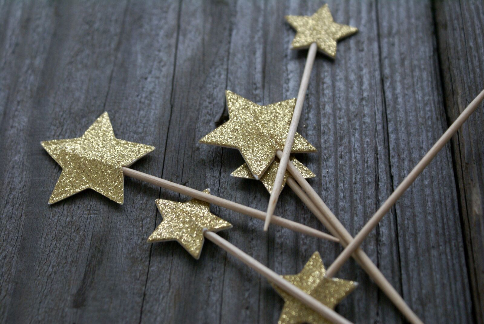 Sony Alpha DSLR-A100 sample photo. Golden stars, cupcake decoration photography